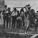 Imagen: Un hombre “compitiendo” en los Anthropology Days. Wikimedia Commons